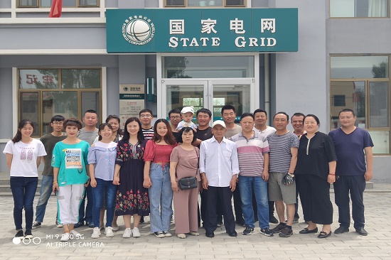 国网张掖肃南县供电公司开展“戈壁莲花·感受最美”职工家属走进供电所活动