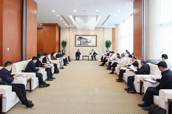 华能集团党组副书记邓建玲会见黄南州委书记朱战民
