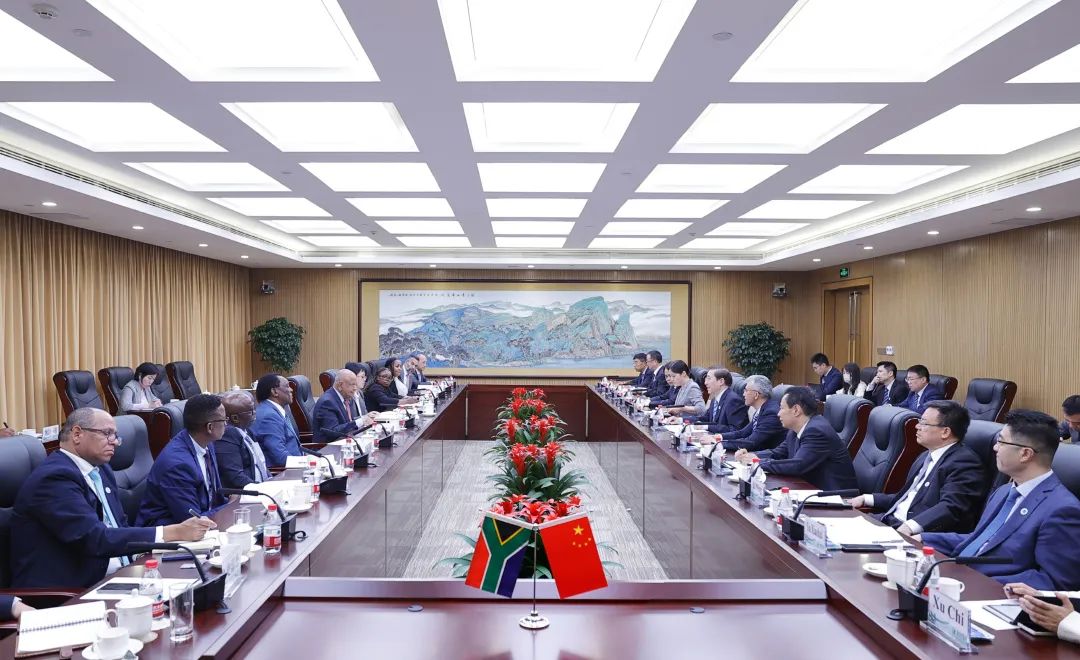 辛保安与南非国企部长戈尔丹举行会谈