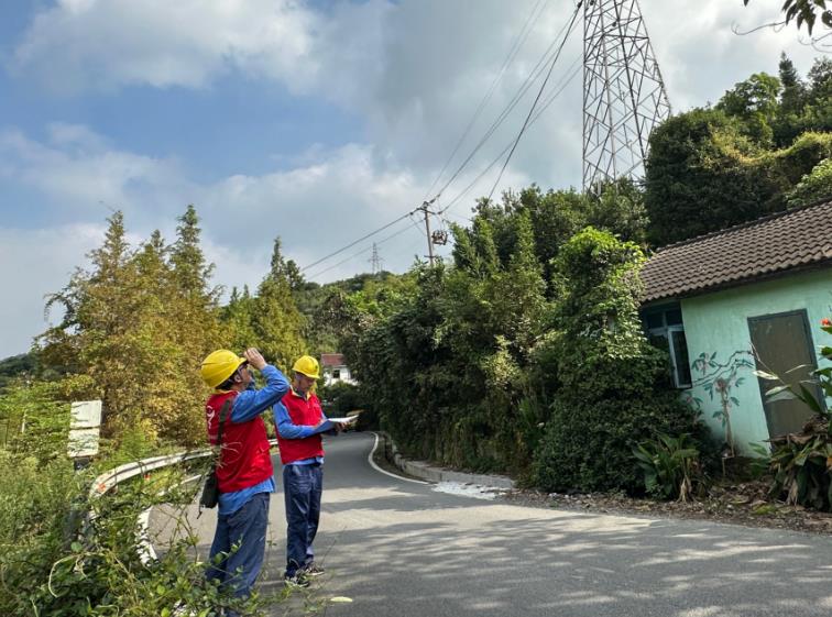 宏宇公司线路特巡保安全 护航国庆“满格电”