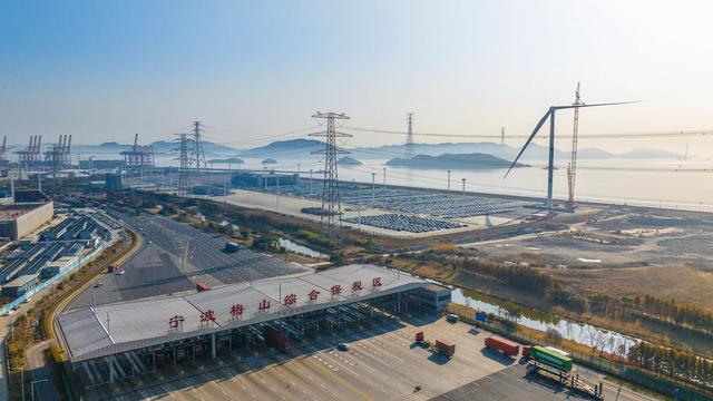 浙江省首个低碳码头示范工程首台风机并网发电
