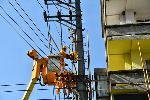 冒高温带电作业 消除安全隐患