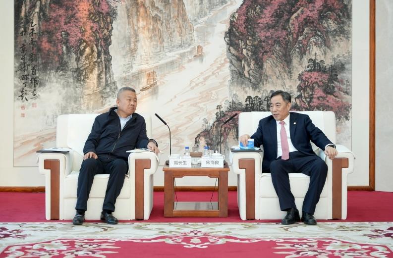 中国能建党委书记、董事长宋海良与山东发展集团党委书记、董事长高长生会谈