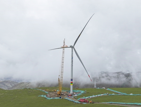 世界在建海拔最高风电机组吊装成功